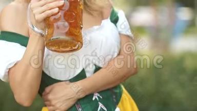 一杯巴伐利亚<strong>啤酒</strong>在一位身着国服的年轻女服务员手中。 <strong>音乐</strong>和<strong>啤酒</strong>节